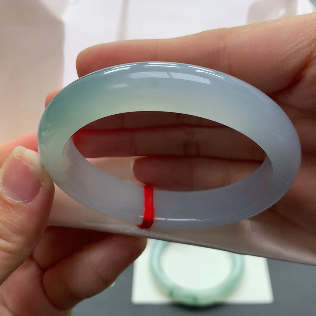 翡翠未镶嵌手镯26号54贵妃胶底淡蓝半山水