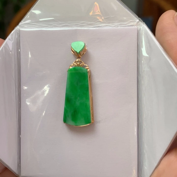 翡翠颈饰18K金镶嵌翡翠吊坠