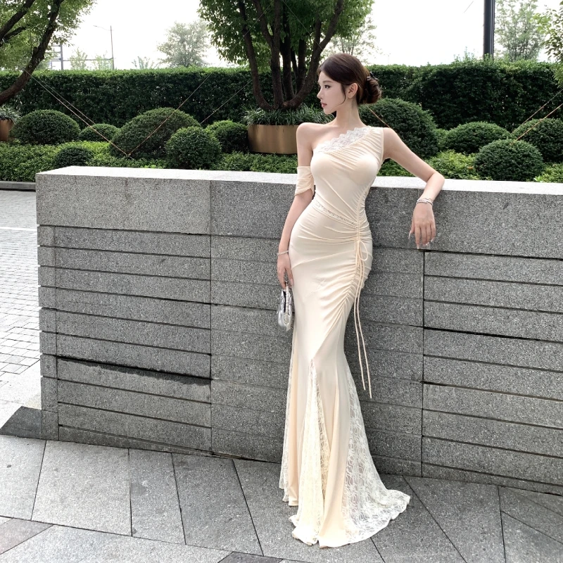 辣妹斜肩蕾丝拼接抽褶连衣裙女韩系时尚百搭气质收腰显瘦包臀裙子