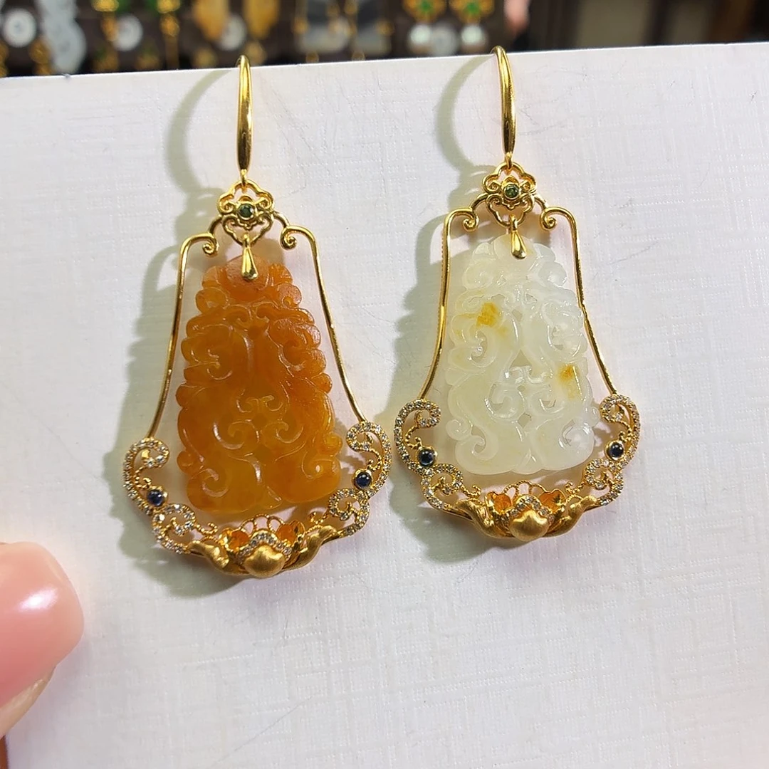 颈饰18K金镶嵌和田玉