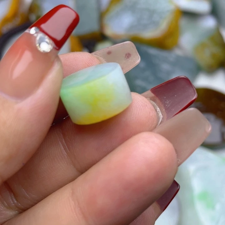 翡翠挂件未镶嵌翡翠