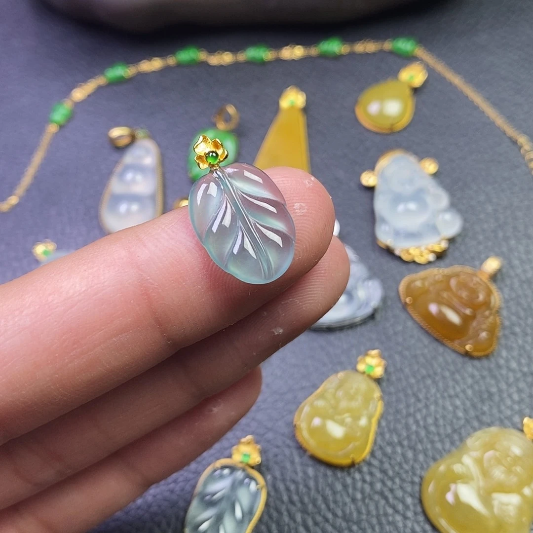 颈饰18K金镶嵌翡翠