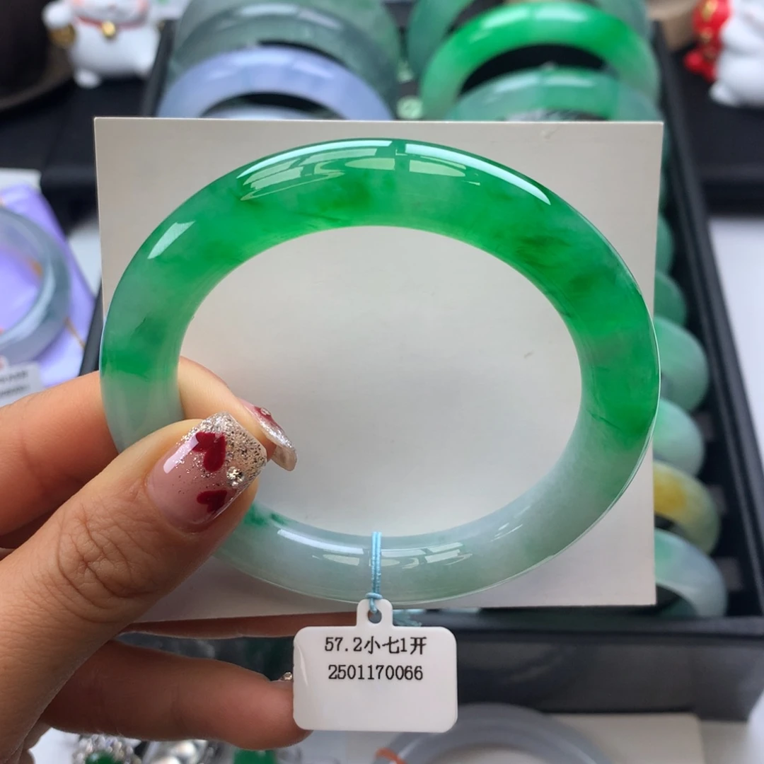 翡翠手镯未镶嵌57半山水白底青圆条定金