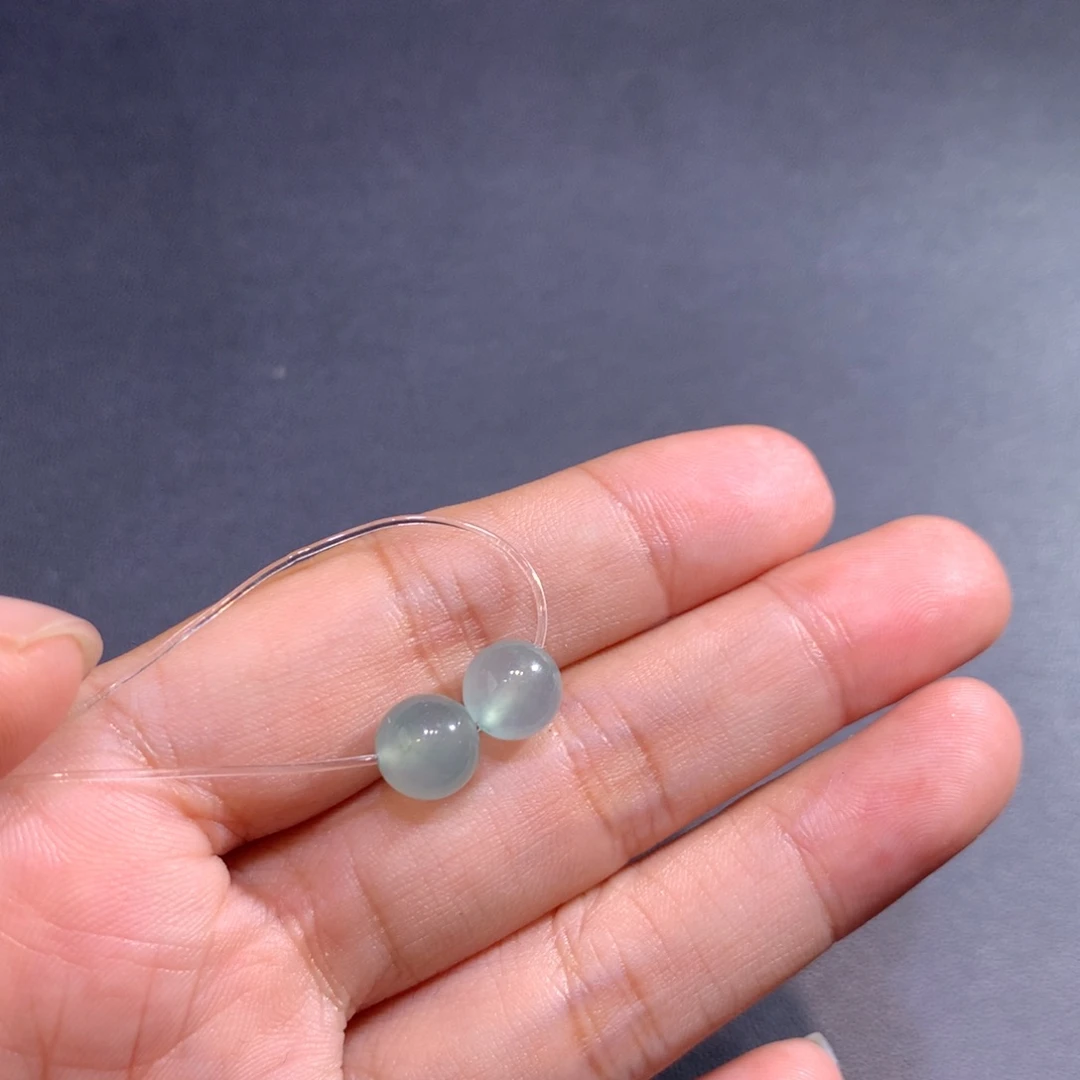 翡翠未镶嵌颈饰一对