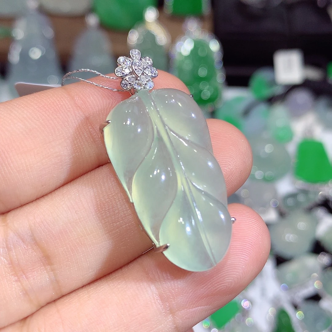 翡翠18K金镶嵌颈饰