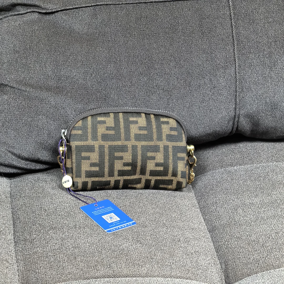 90新 FENDI/芬迪 兔兔奢G专属/芬迪小手拿/241214056