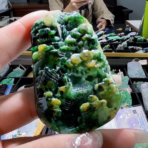 翡翠未镶嵌颈饰一个
