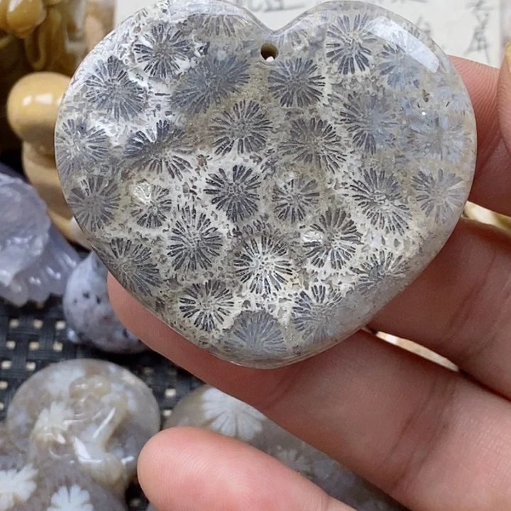 颈饰未镶嵌硅化珊瑚（珊瑚玉）有瑕