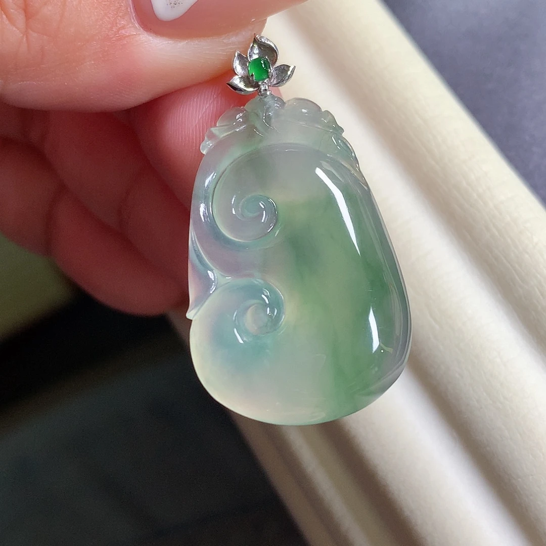 翡翠18K金镶嵌颈饰如意