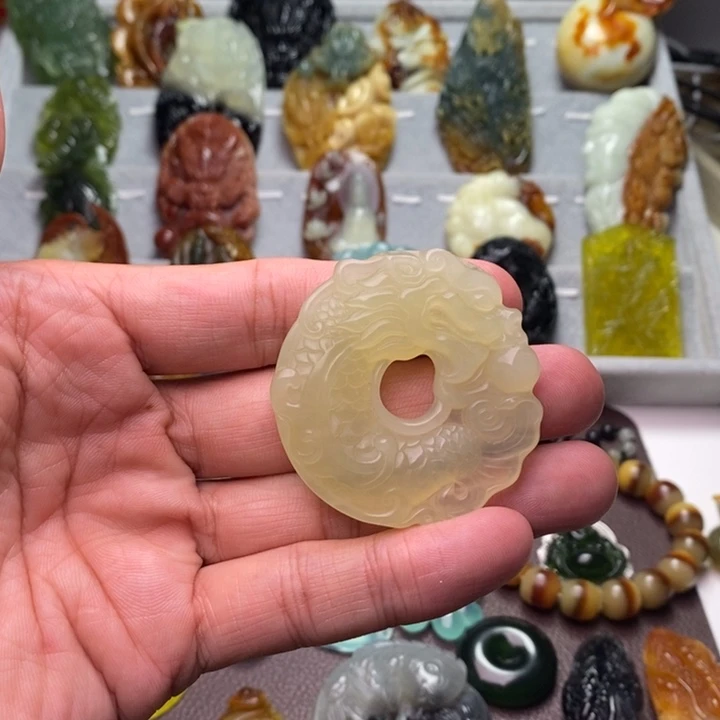 海***榴蛇纹石玉未镶嵌颈饰