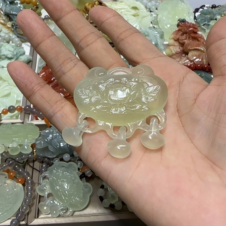 蛇纹石玉吊坠未镶嵌云