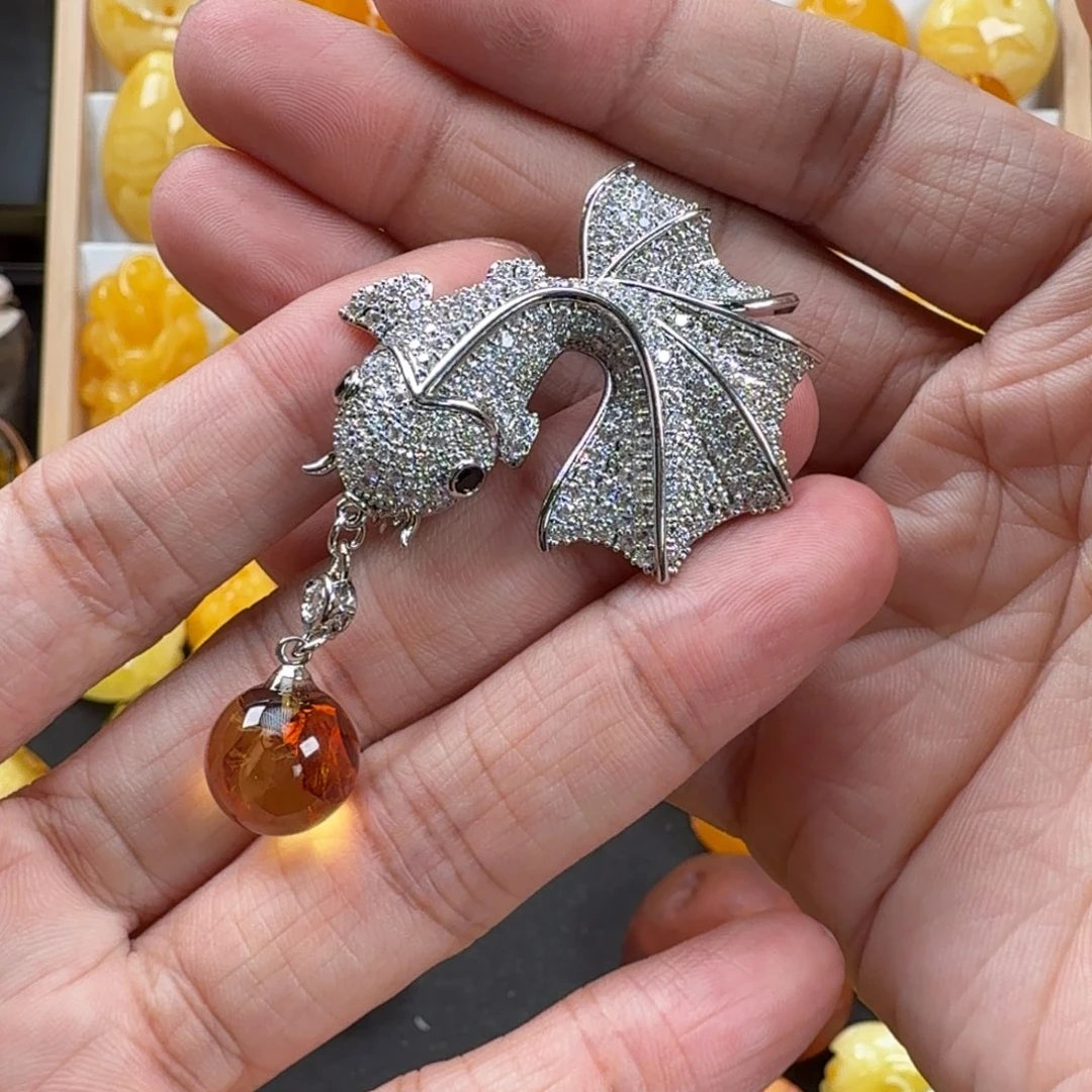 琥珀合金颈饰琥珀