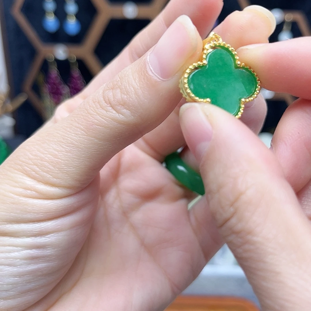 翡翠未镶嵌颈饰四叶草