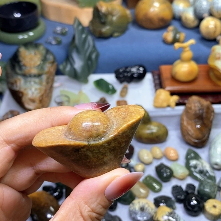 未镶嵌岫岩河磨玉（透闪石质玉）摆件