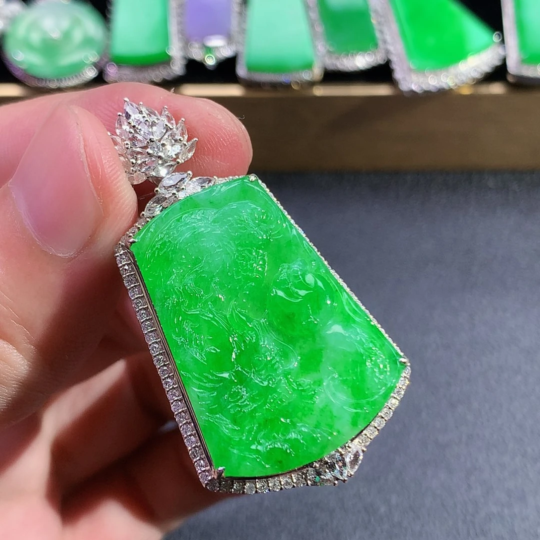翡翠18K金镶嵌颈饰