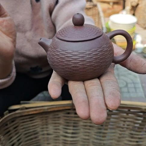 库存微瑕紫砂壶一个