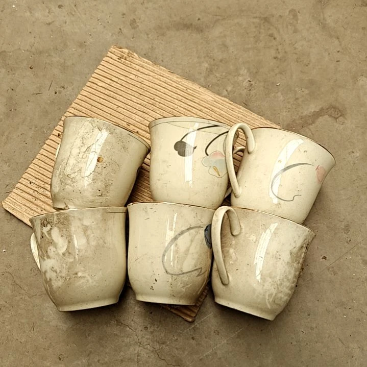 摆件盘子碗茶壶啥都有