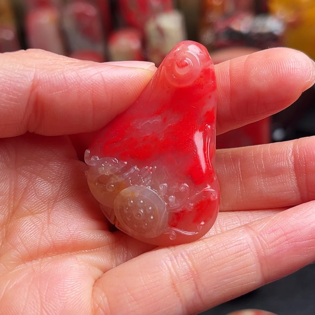 巴林石其他鸡血石挂件