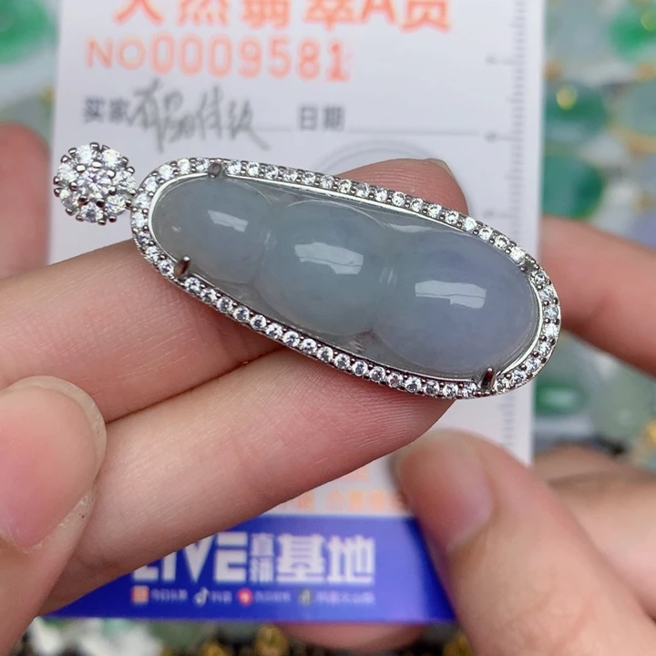 翡翠未镶嵌颈饰豆子