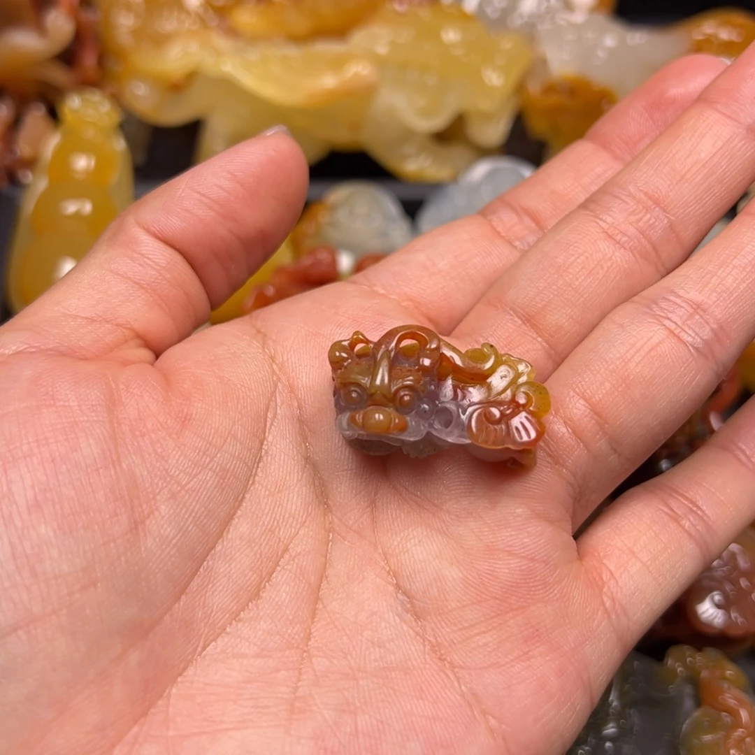 熊****石英质玉（黄龙玉）未镶嵌颈饰