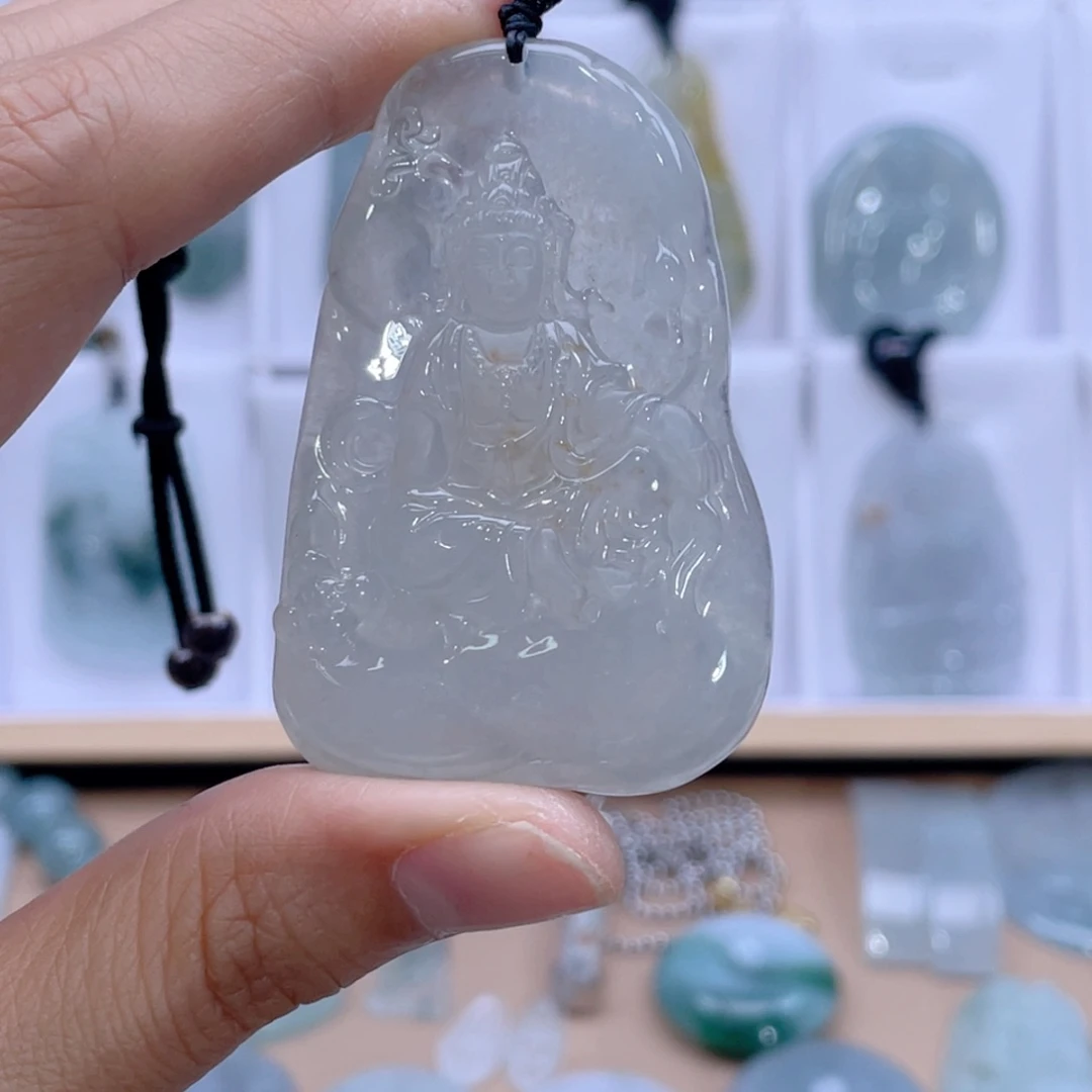 翡翠未镶嵌颈饰陈*枫