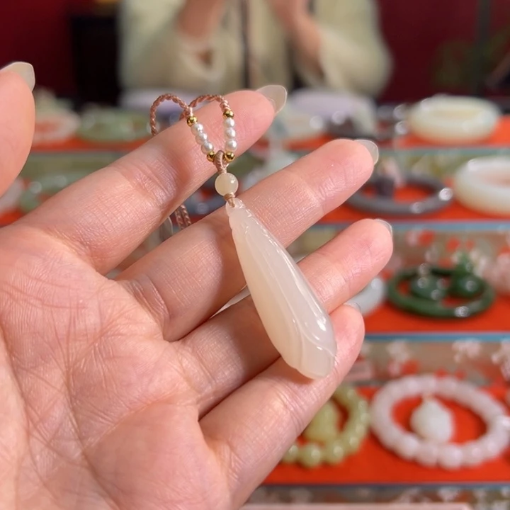 颈饰未镶嵌和田玉藕粉大玉兰花