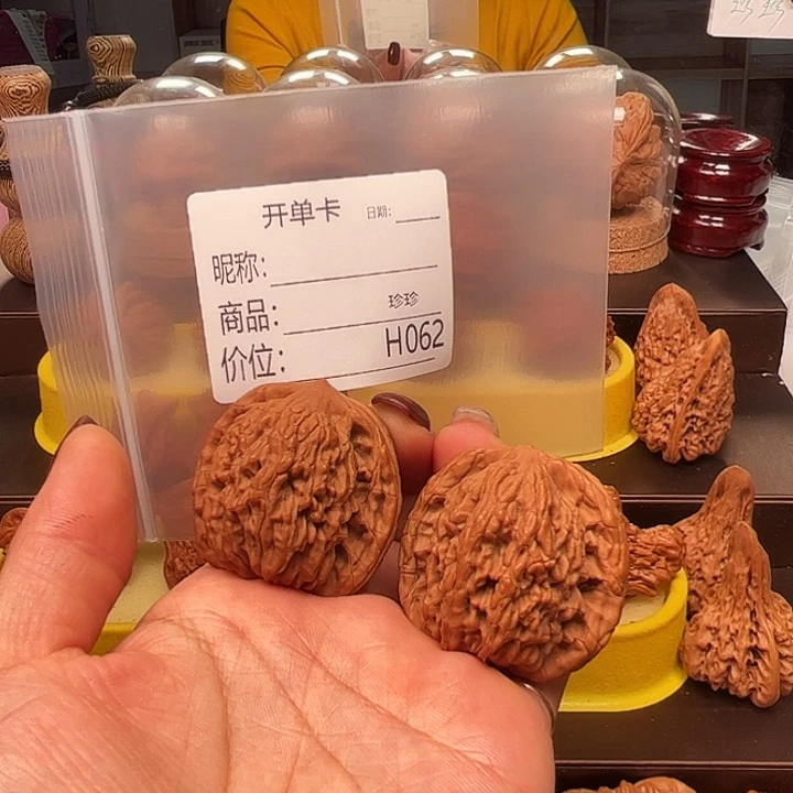 文玩核桃吊坠虎头