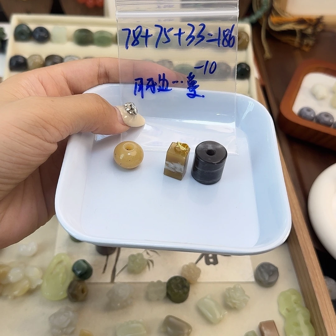 月***蔓颈饰未镶嵌和田玉