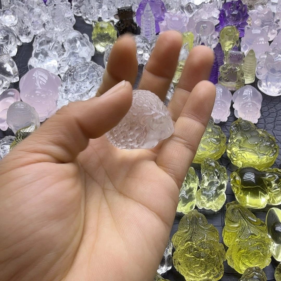 李***军颈饰水晶未镶嵌摆件
