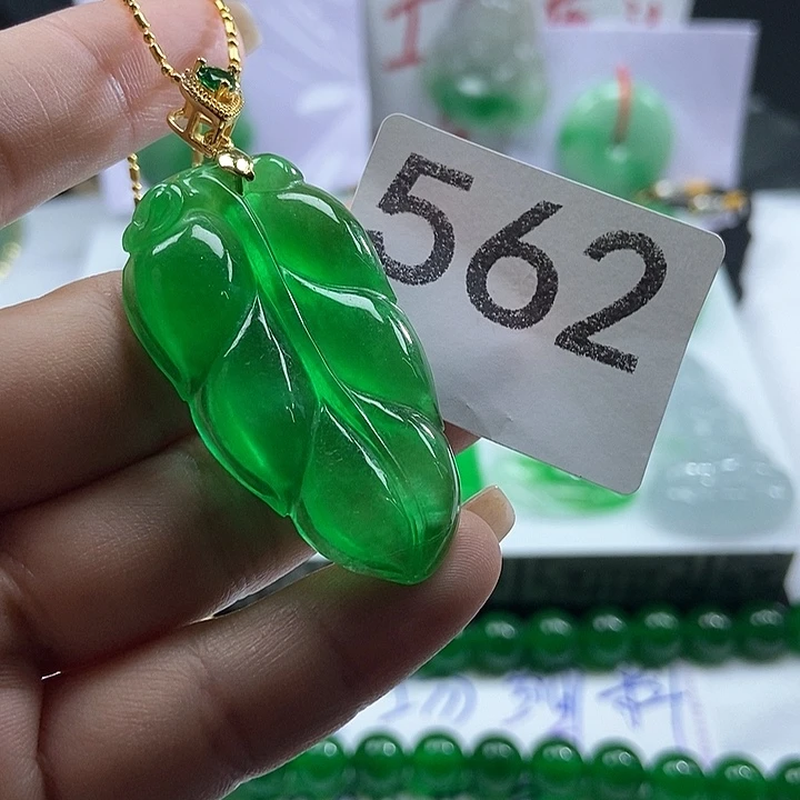 翡翠未镶嵌吊坠(赠链)