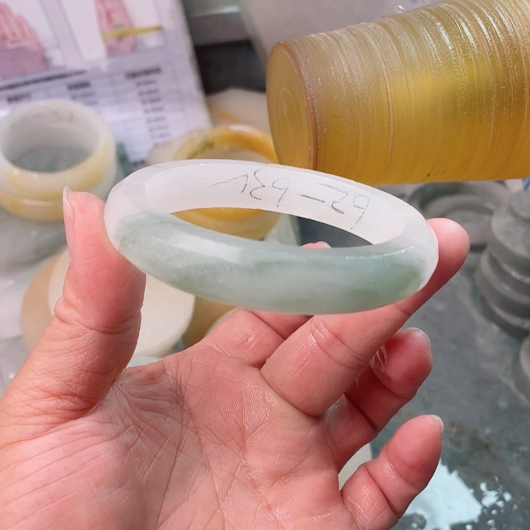 ，***妮定制石英质玉（天山翠）