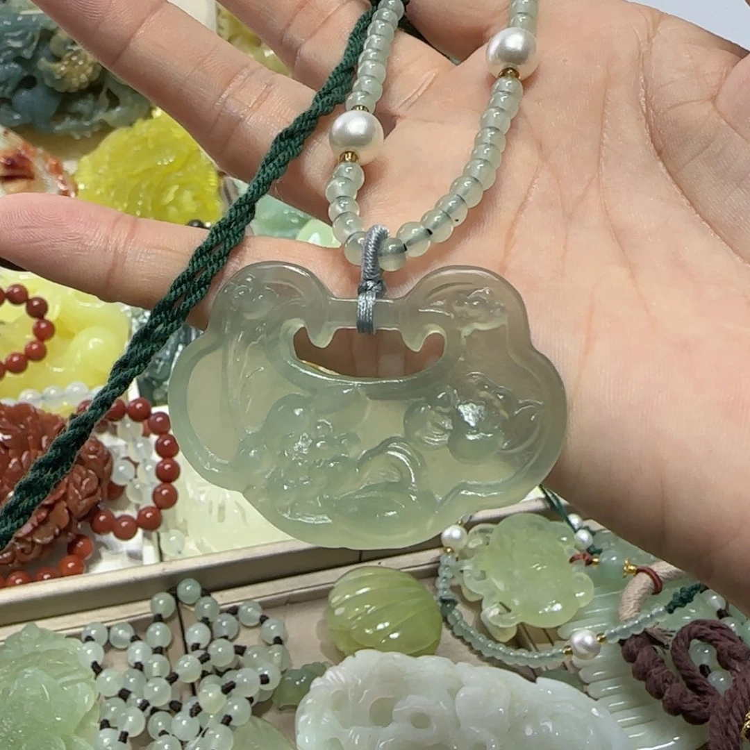 未镶嵌蛇纹石玉吊坠