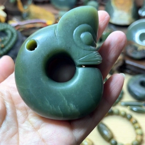 未镶嵌岫岩河磨玉（透闪石质玉）挂件