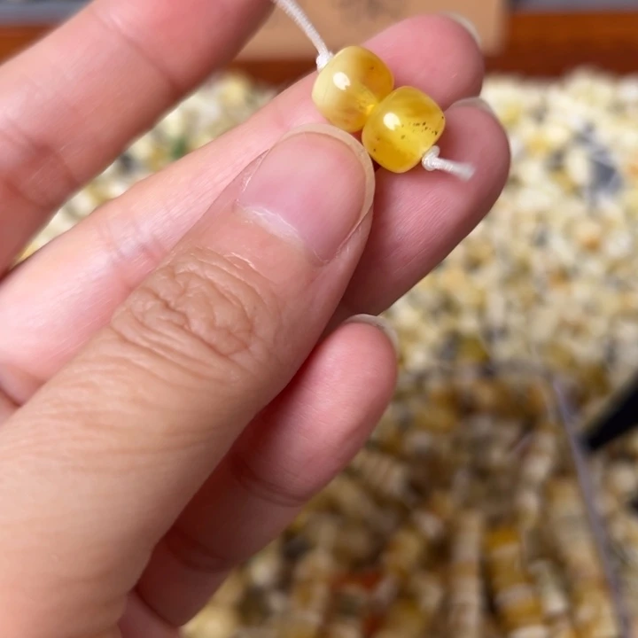 蜜蜡未镶嵌裸石8.7mm一对