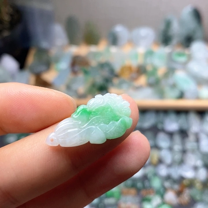 翡翠未镶嵌颈饰白菜