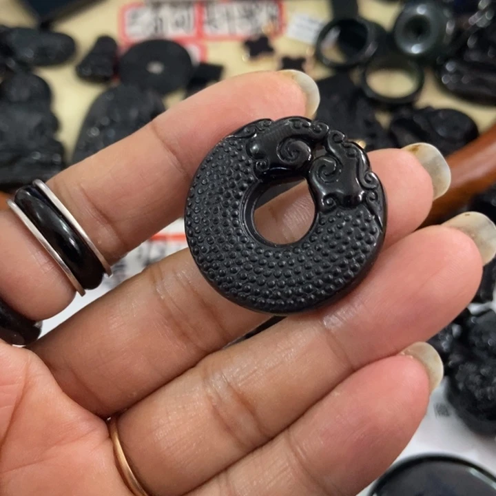 翡翠颈饰未镶嵌墨翠
