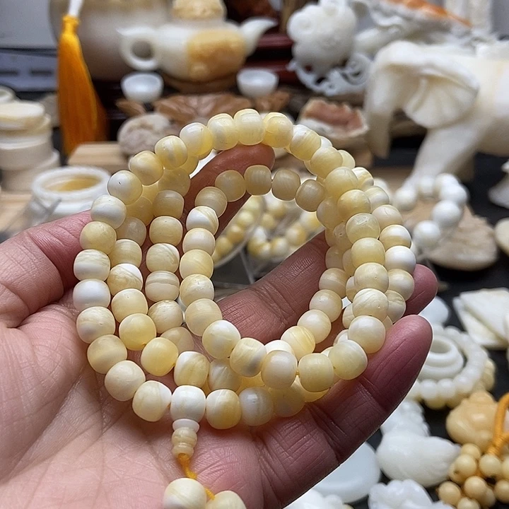 非金属贝壳蜜蜡色老型微瑕多圈