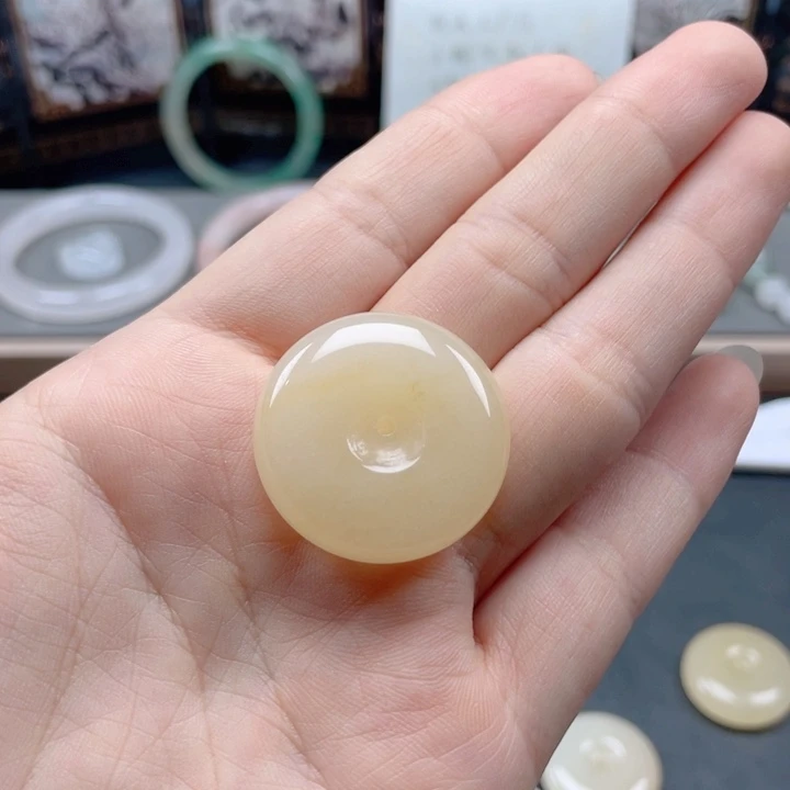 石英质玉未镶嵌颈饰