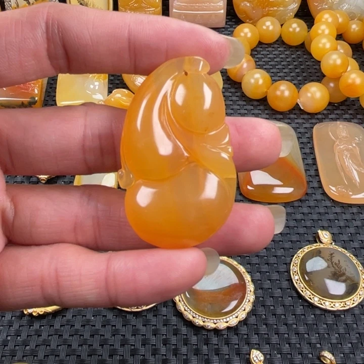 石英质玉（黄龙玉）未镶嵌颈饰