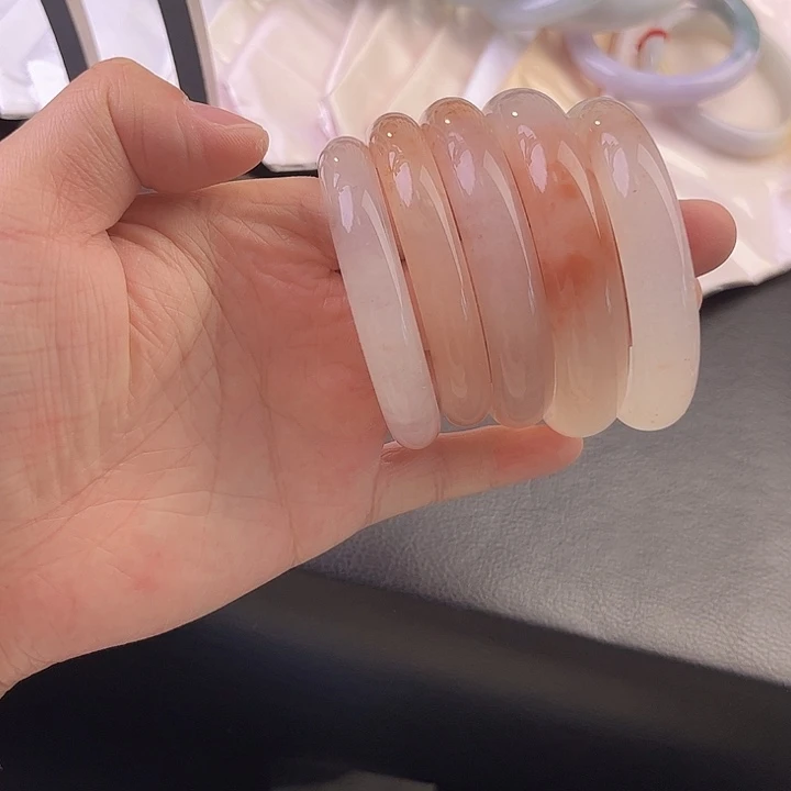 石英质玉手镯未镶嵌随机发，下单报圈口。