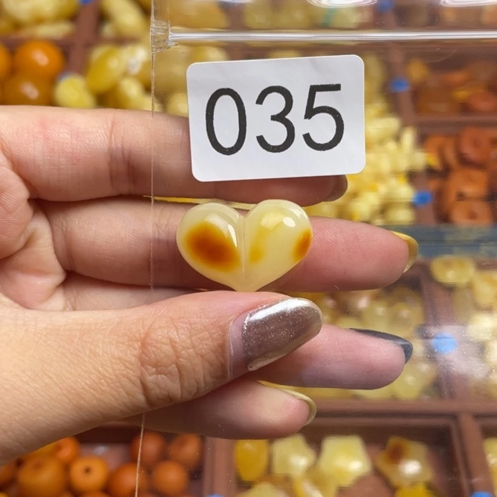 蜜蜡未镶嵌珠宝奇石满蜡白俏色小屁桃可挑选