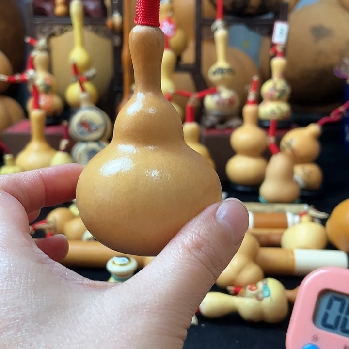 期*葫芦丝老师在讲台旁等