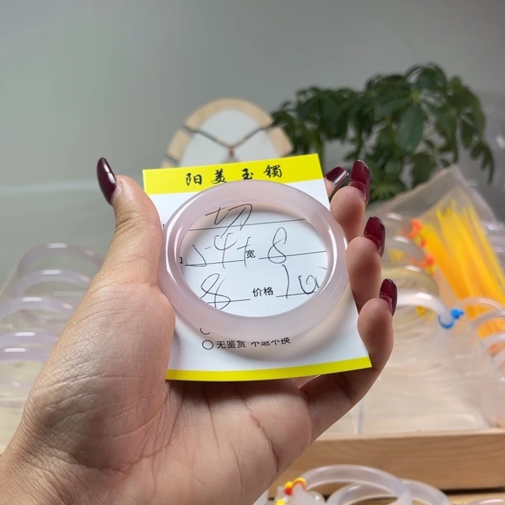 玛瑙/玉髓手镯未镶嵌一***。