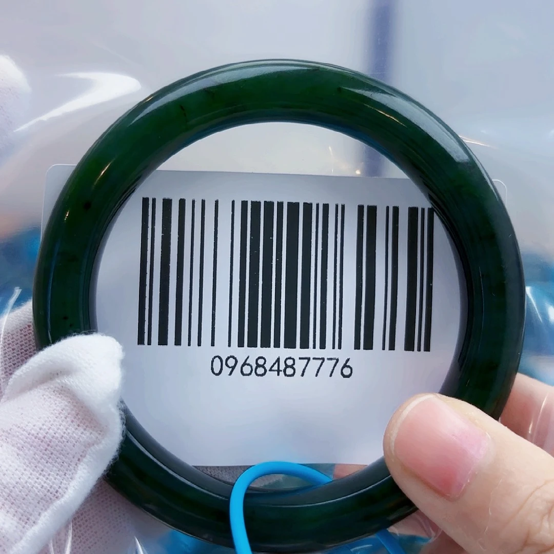 和田玉手镯未镶嵌姐***菜微瑕6061