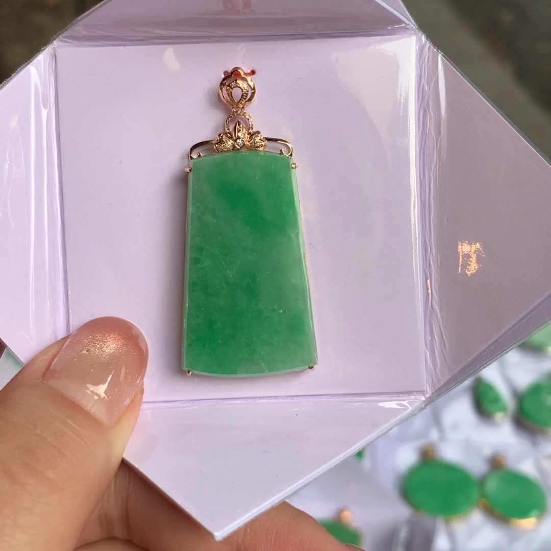 翡翠18K金镶嵌颈饰无事牌