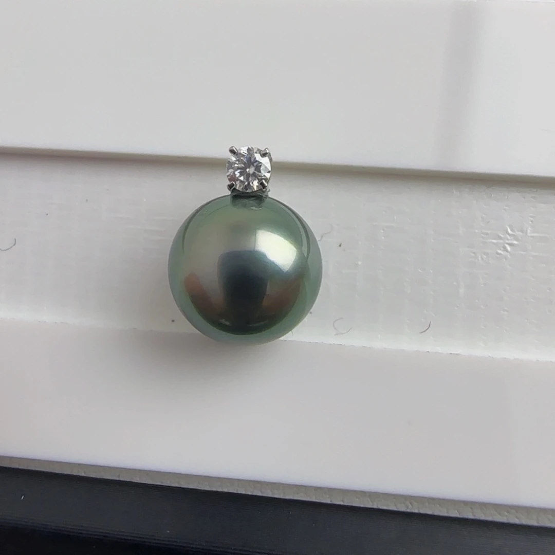 18K金镶嵌颈饰海水珍珠大溪地孔雀绿戴妃吊坠10-11