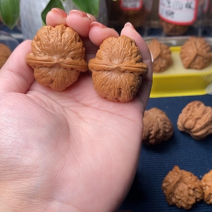 文玩核桃吊坠元宝