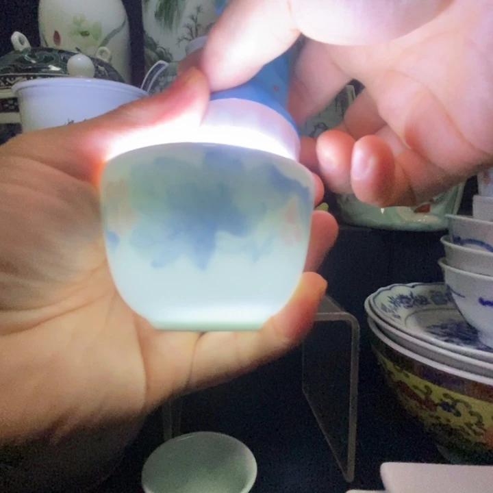 杯醴陵釉下青花葡萄花的纹路。