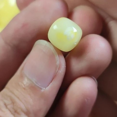 蜜蜡未镶嵌裸石12.4*11.8mm