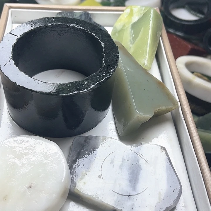 和田玉（糖玉）和田玉边角料9K金镶嵌行*